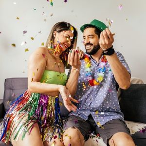 Folia, curtindo o carnaval com proteção de cristais.